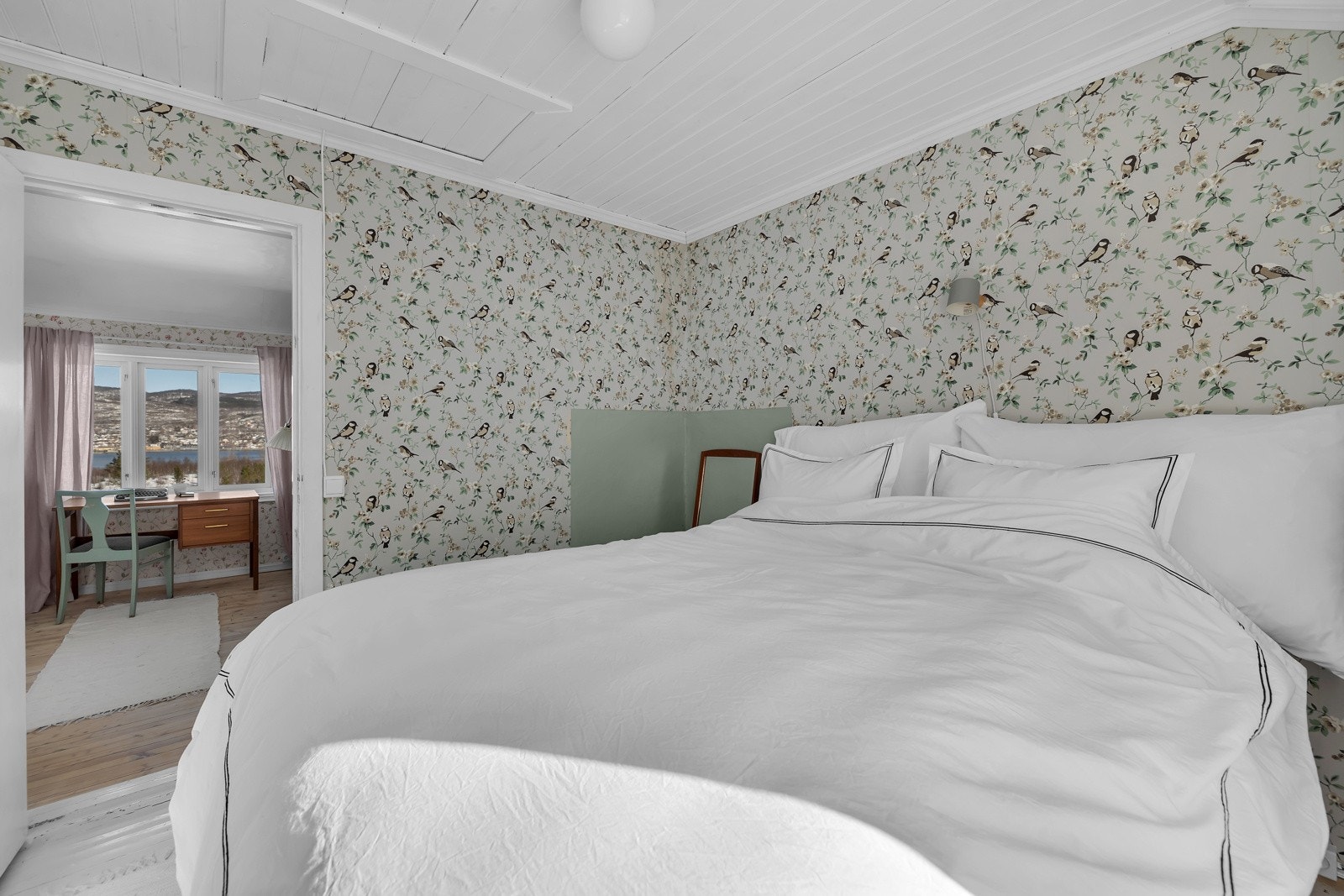 Soverom 2 er etasjens største på ca. 7.5m2 Galleribilde