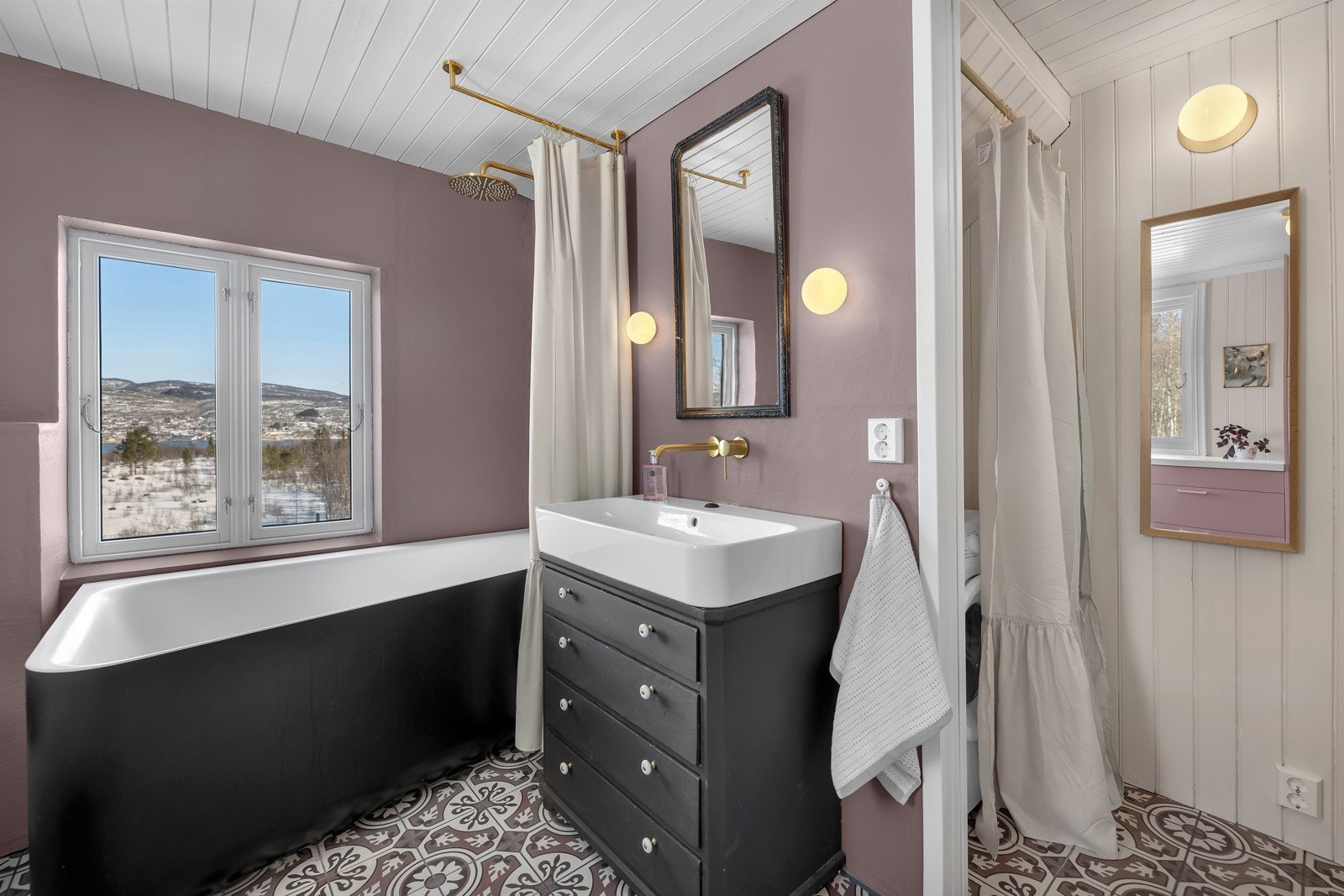 Lilundvegen 49 har 2 bad. Bildet viser hovedbadet som ligger i 1. etasje Galleribilde