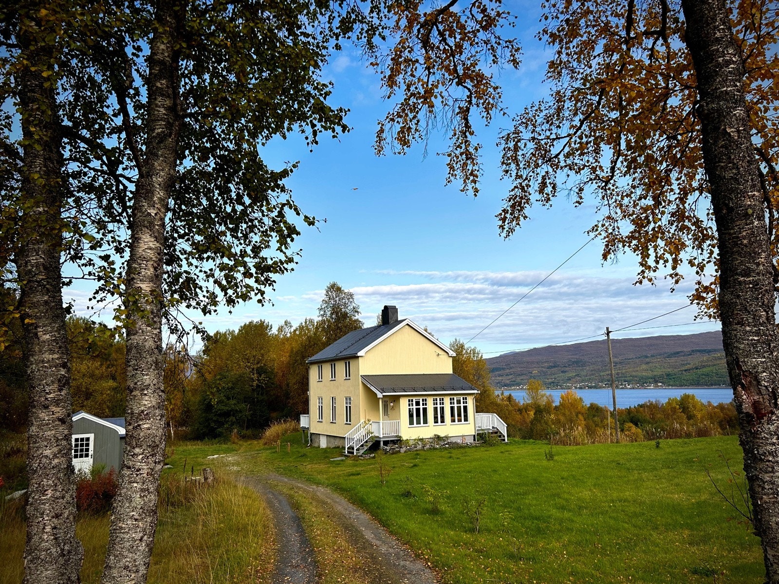 Lilundvegen 49 er en innholdsrik og meget godt plassert fritidsbolig på Laberg like utenfor Sjøvegan sentrum Galleribilde