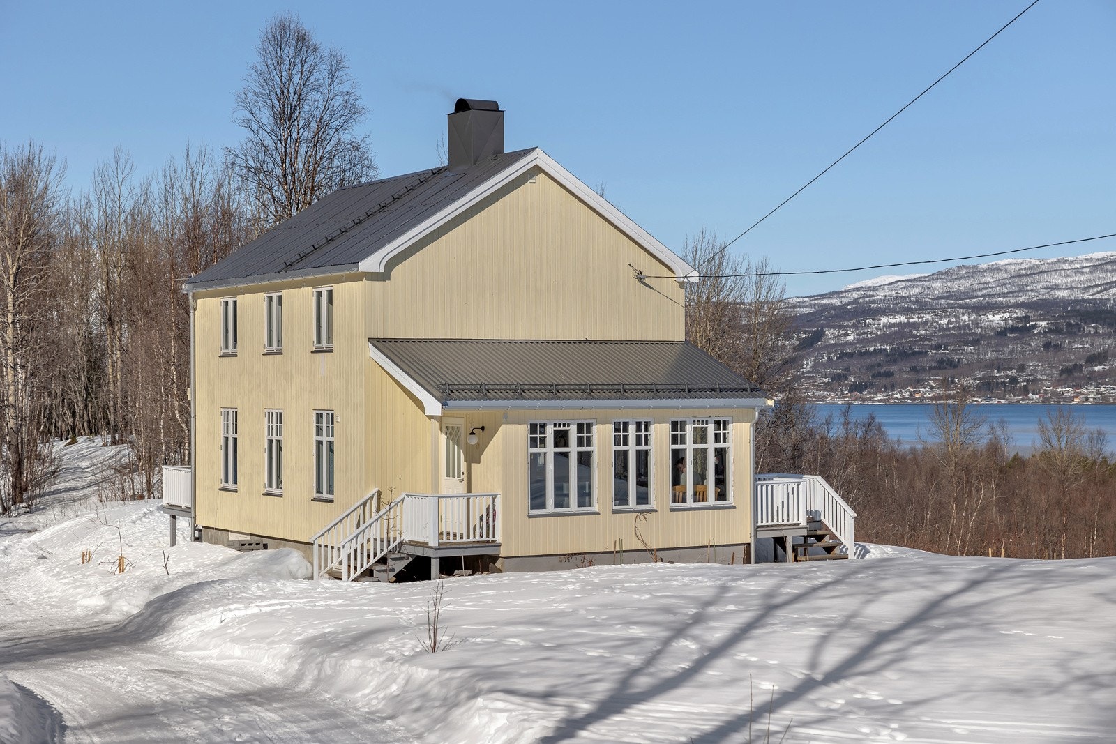 Boligen er betydelig oppgradert og er plassert på over 10 mål stor tomt Galleribilde