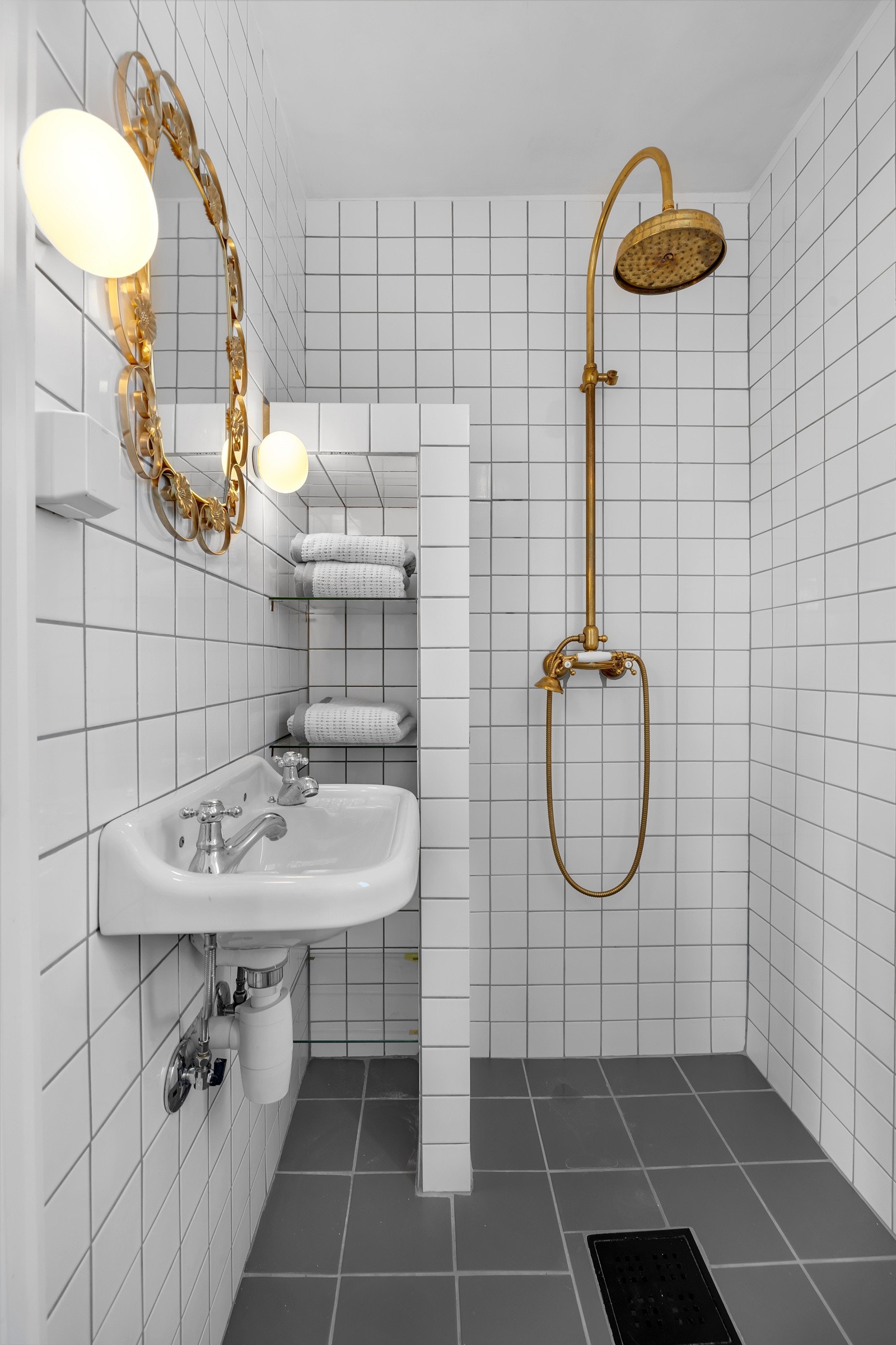 Nydelige detaljer med garnityr i messing utførelse, lekre fliser og flotte detaljer Galleribilde