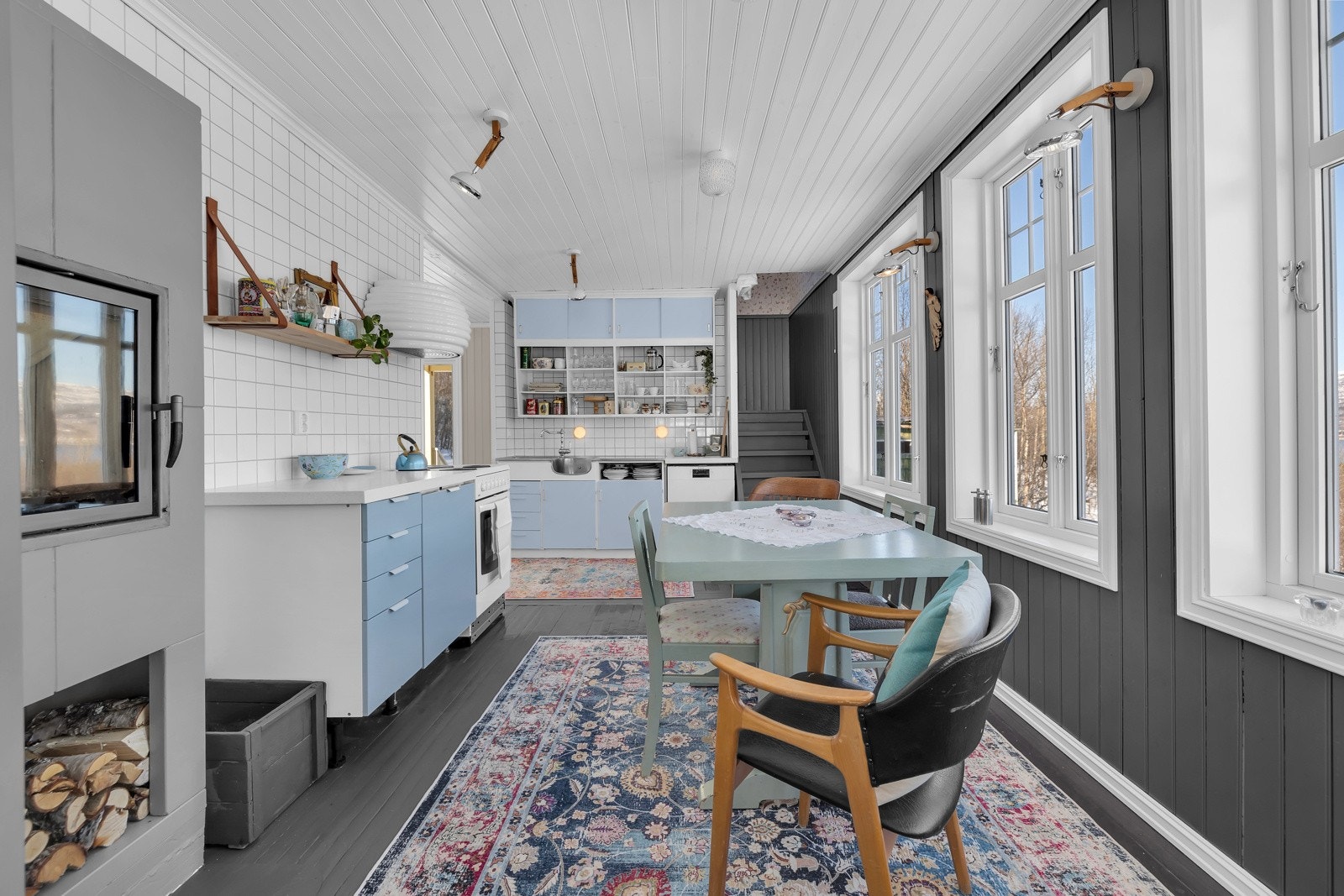 Det er montert fin og moderne vedfyring i rommet Galleribilde