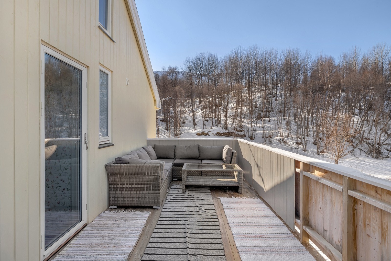 Fra bibliotekstuen er det utgang til stor og solrik veranda Galleribilde