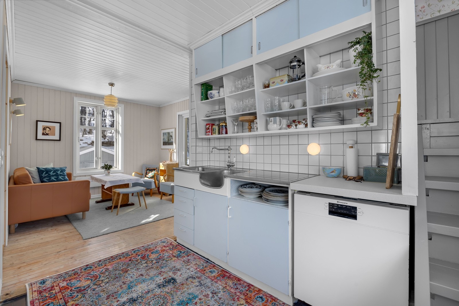 Fra kjøkkenet ledes du til en av boligens 2 stuer Galleribilde