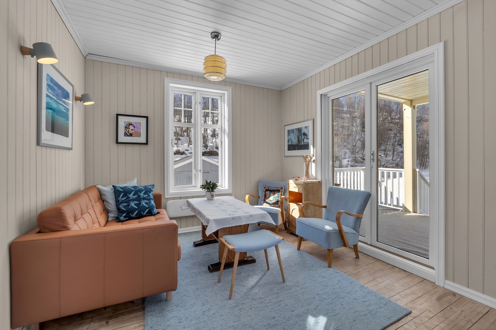 Denne stuen har utgang til veranda med trapp som leder ned til tomten og videre til skogsti Galleribilde