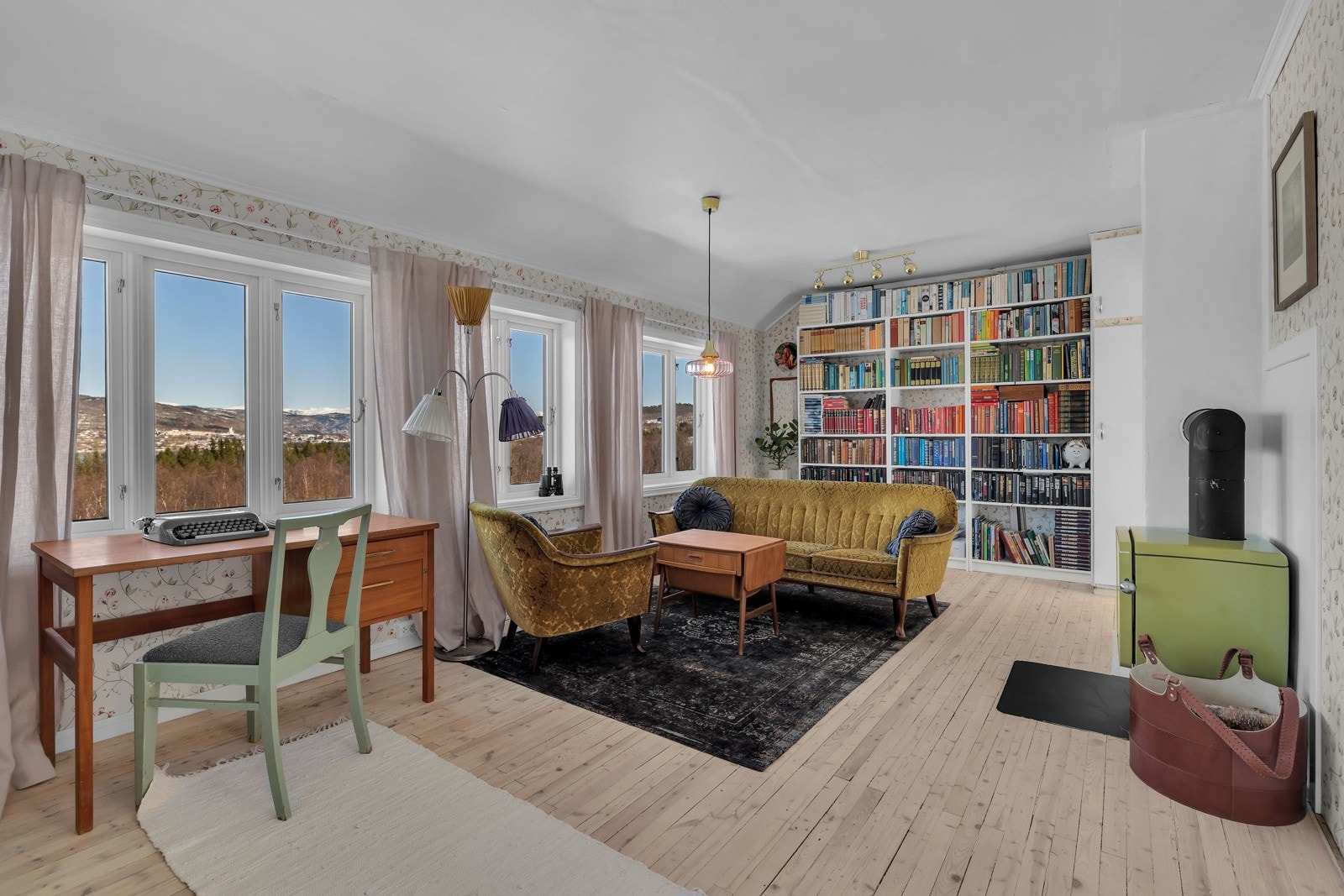 Her finner du en nydelig bibliotekstue på ca. 24 m2 Galleribilde