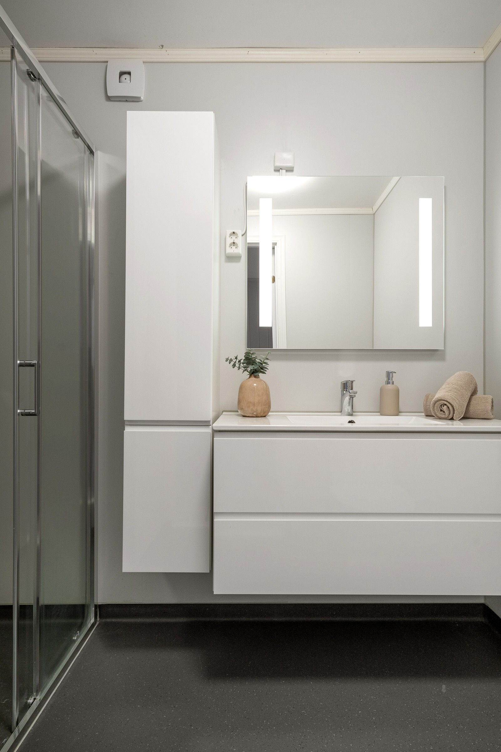 I kjeller: Bad/wc er oppgradert i 2022 med nytt gulv, vegger og sanitærutstyr. Badet har gulvvarme, wc, baderomsinnredning med servant, speil og dusj.