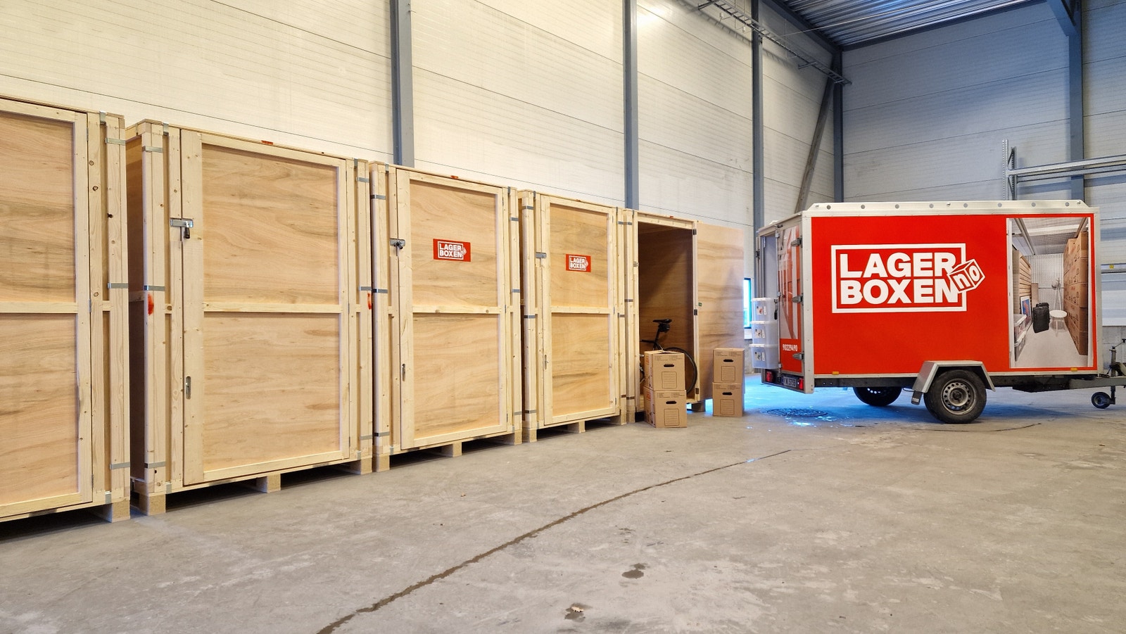 Stå tørt og godt innendørs når du laster inn og ut av lagerboxen Galleribilde