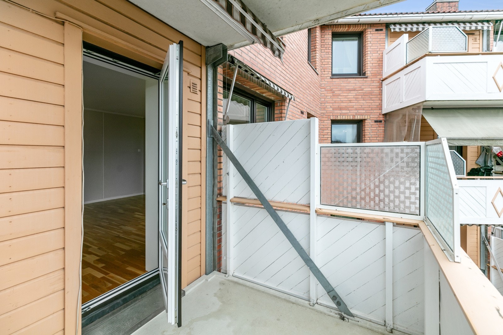 Balkongen har plass til en liten sittegruppe og beplantning. Galleribilde