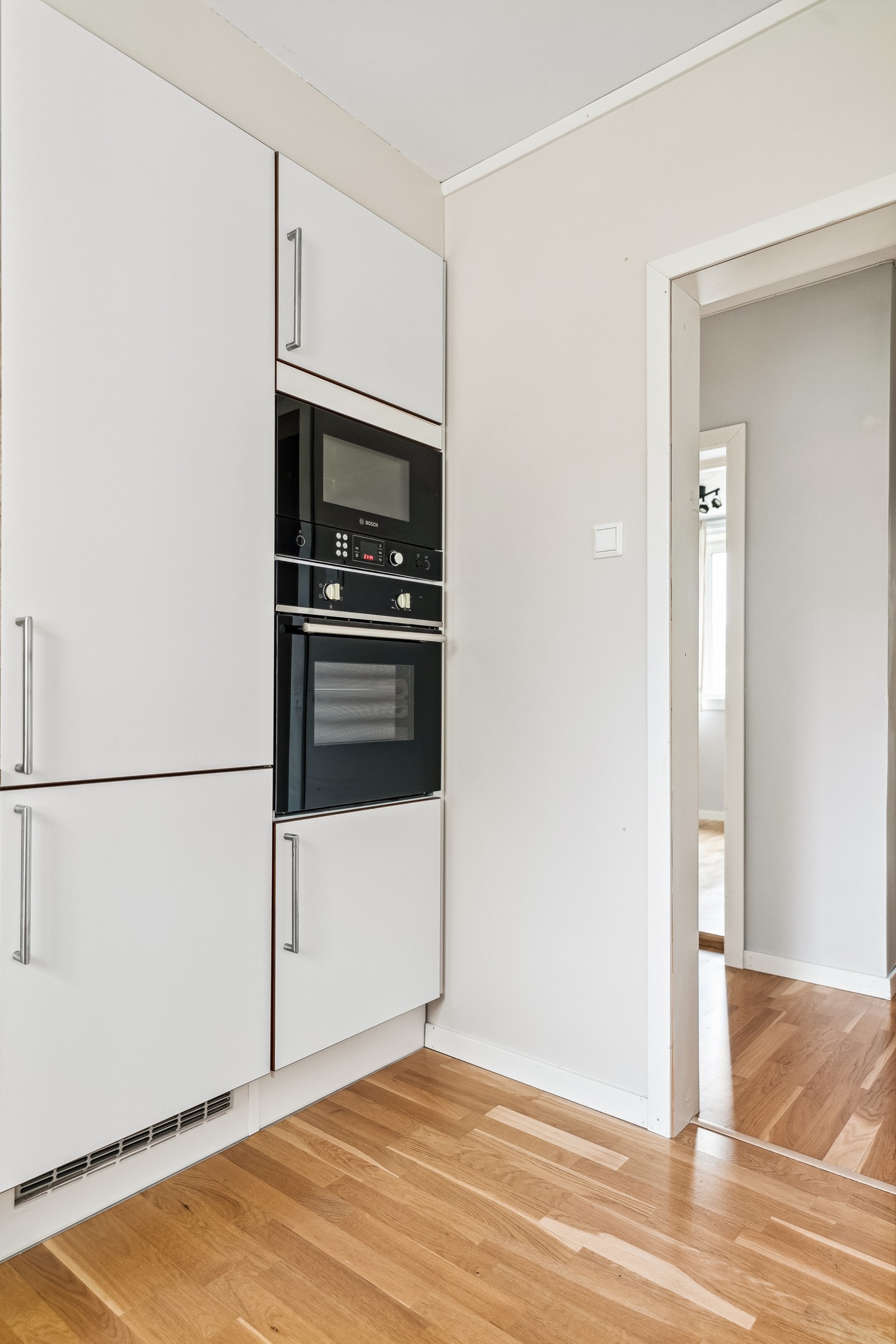 Kjøkkenet har integererte hvitevarer som stekeovn, mikrobølgeovn, kjøleskap med frysedel og oppvaskmaskin. Galleribilde