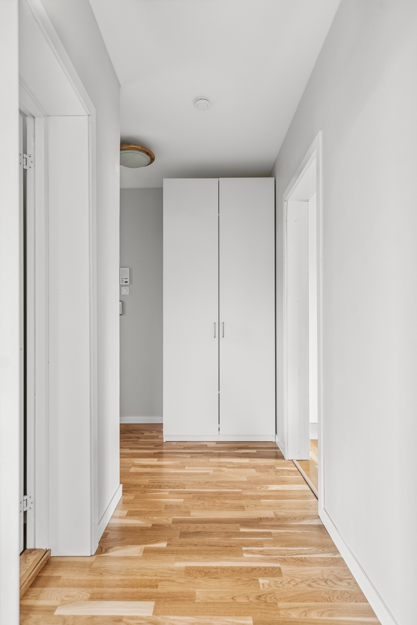 Entréen har plass til å henge fra seg yttertøy og sko. Galleribilde