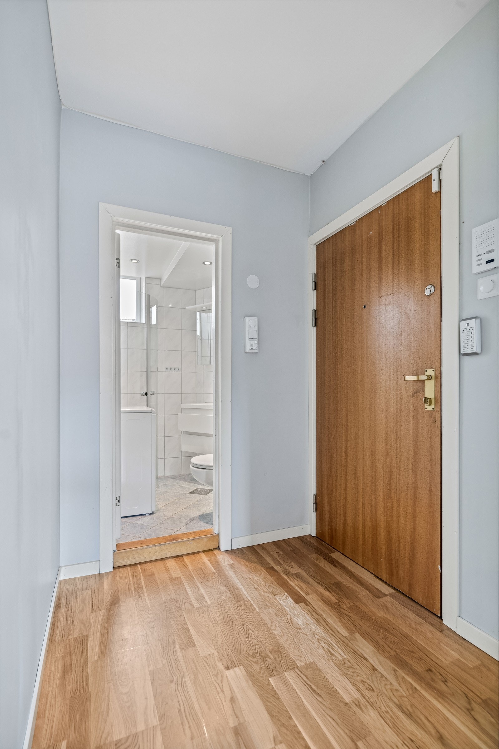 Her ønskes man velkommen inn i en lys og hyggelig entré. Galleribilde