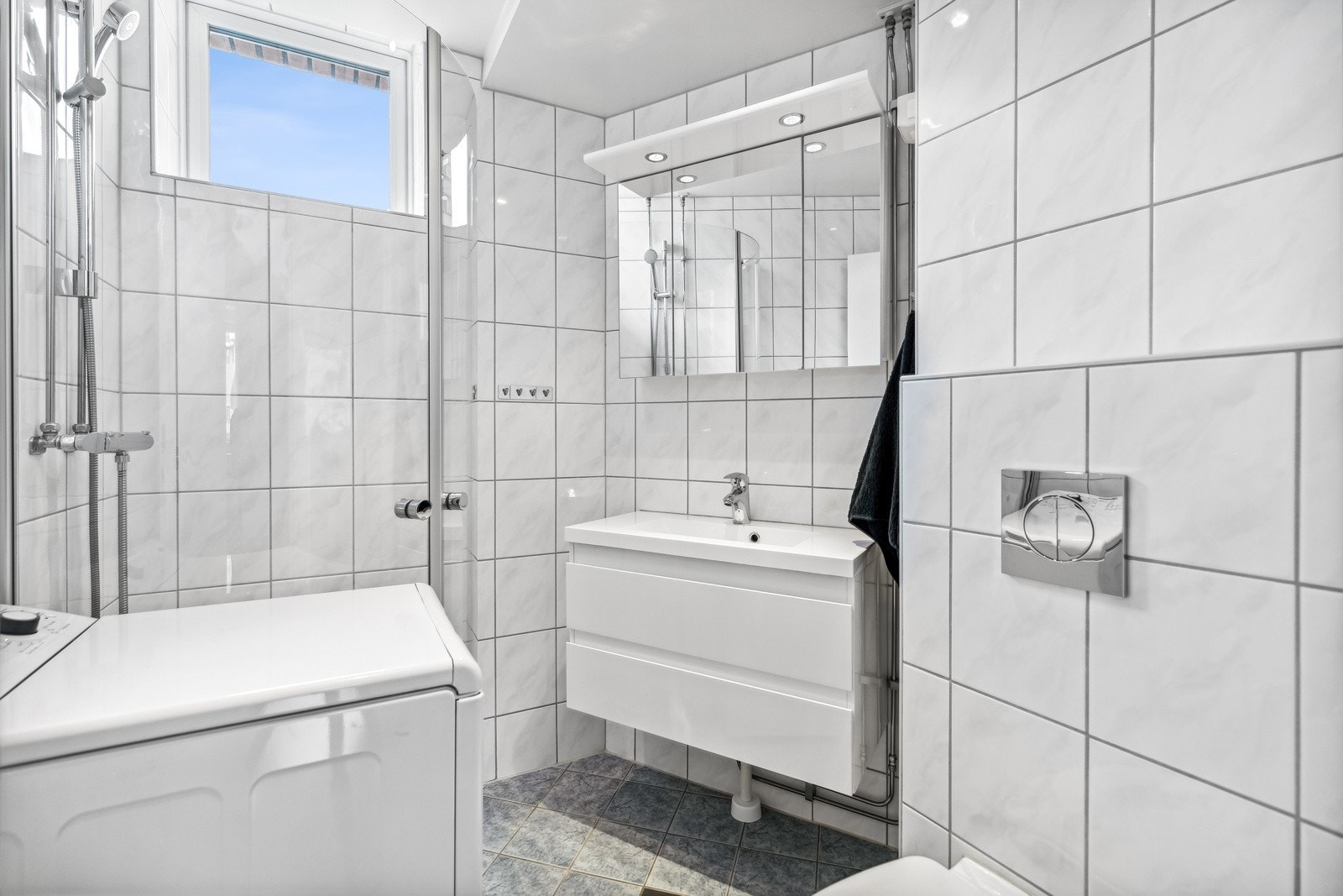 Pent flislagt bad med gulvvarme rehabilitert av borettslaget i 2012. Galleribilde