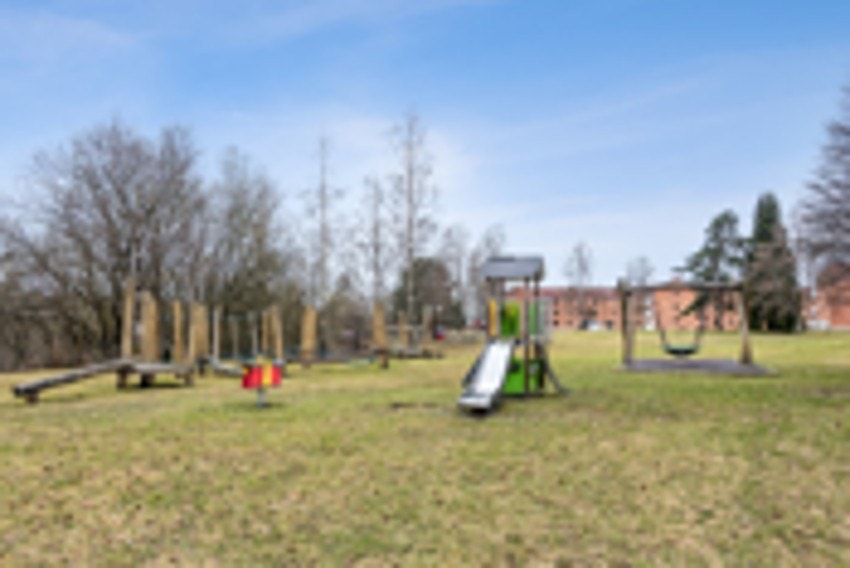Lekeplass på borettslagets felles uteområde. Galleribilde