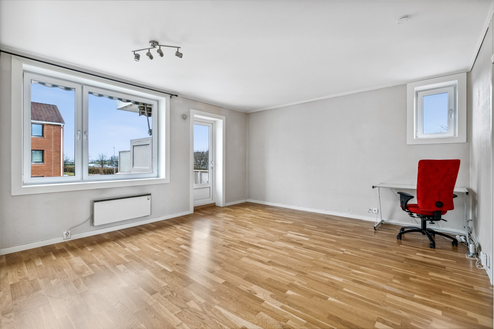 Stuen har adkomst til en sydvest-vendt balkong på ca. 5 kvm. Galleribilde