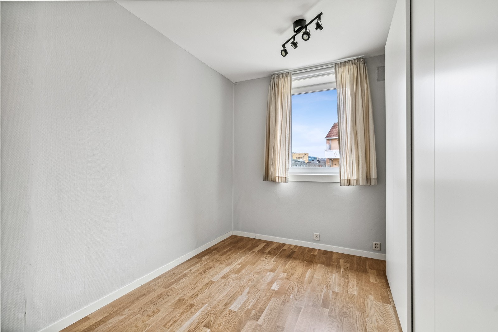 Boligen har to soverom med plass til seng og tilbehør. Begge soverommene har garderobeskap. Galleribilde