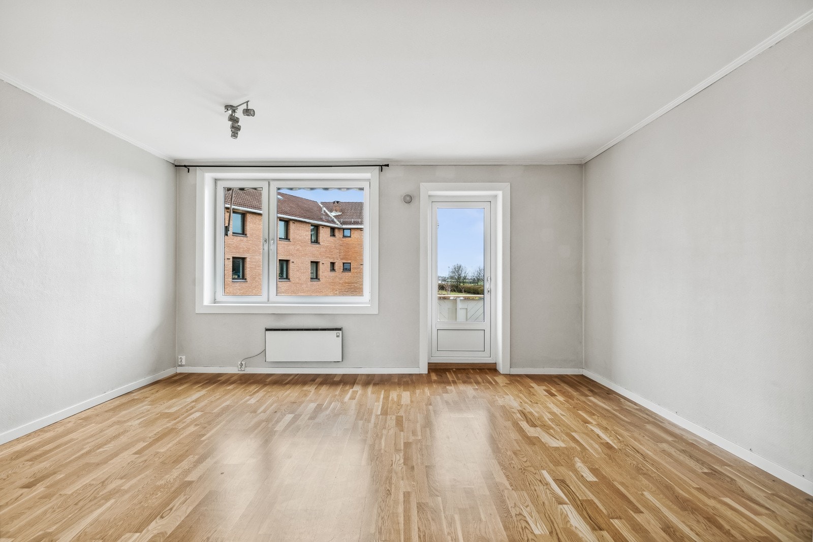 Lys og hyggelig stue med flere ulike møbleringsmuligheter. Galleribilde