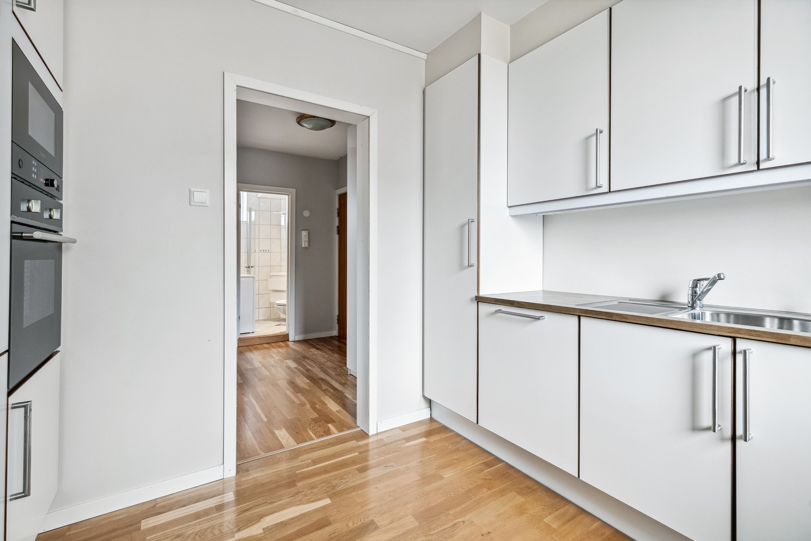 kjøkkenet har godt med skap- og benkeplass. Det er også plass til et spisebord på kjøkkenet. Galleribilde