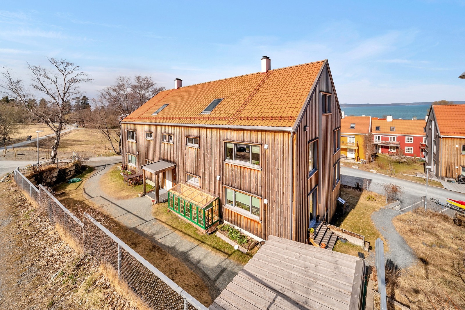 EiendomsMegler 1 v/Frank Robert Bae har gleden av å presentere en særdeles flott 1/4-part beliggende i idylliske Sjøvegen Huseierlag på Nedre Charlottenlund! Galleribilde