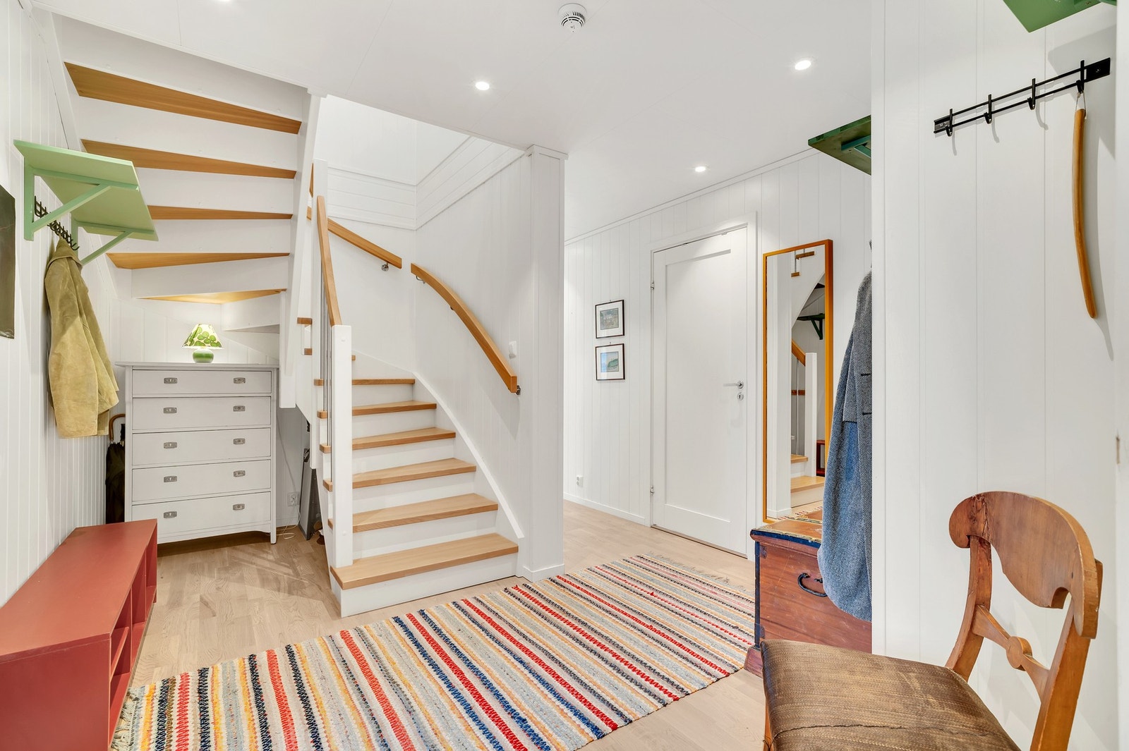 Plass til oppbevaring eller et lite kontorhjørne under trapp. Det er god kvalitet på byggearbeidet i boligen, samt godt isolert slik at man ikke hører noe til naboene. Galleribilde