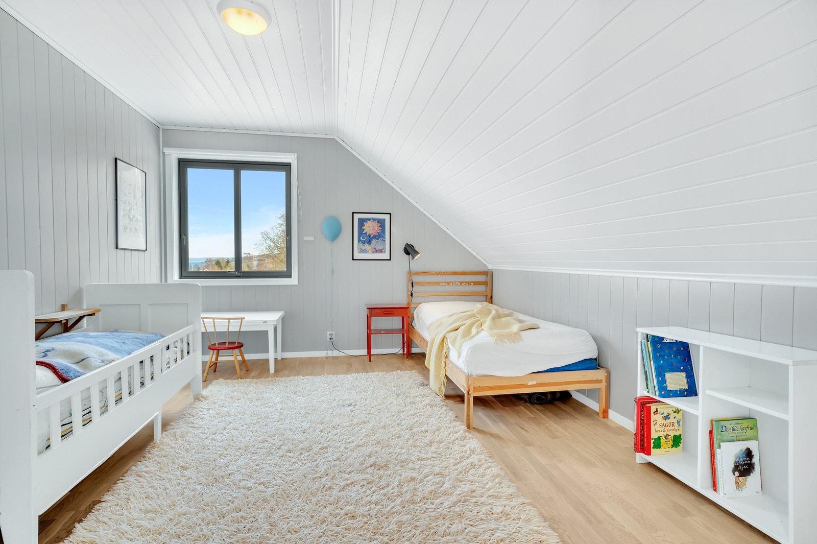 Her har man god plass for senger, etablering av garderobeløsning samt diverse lagring. Galleribilde