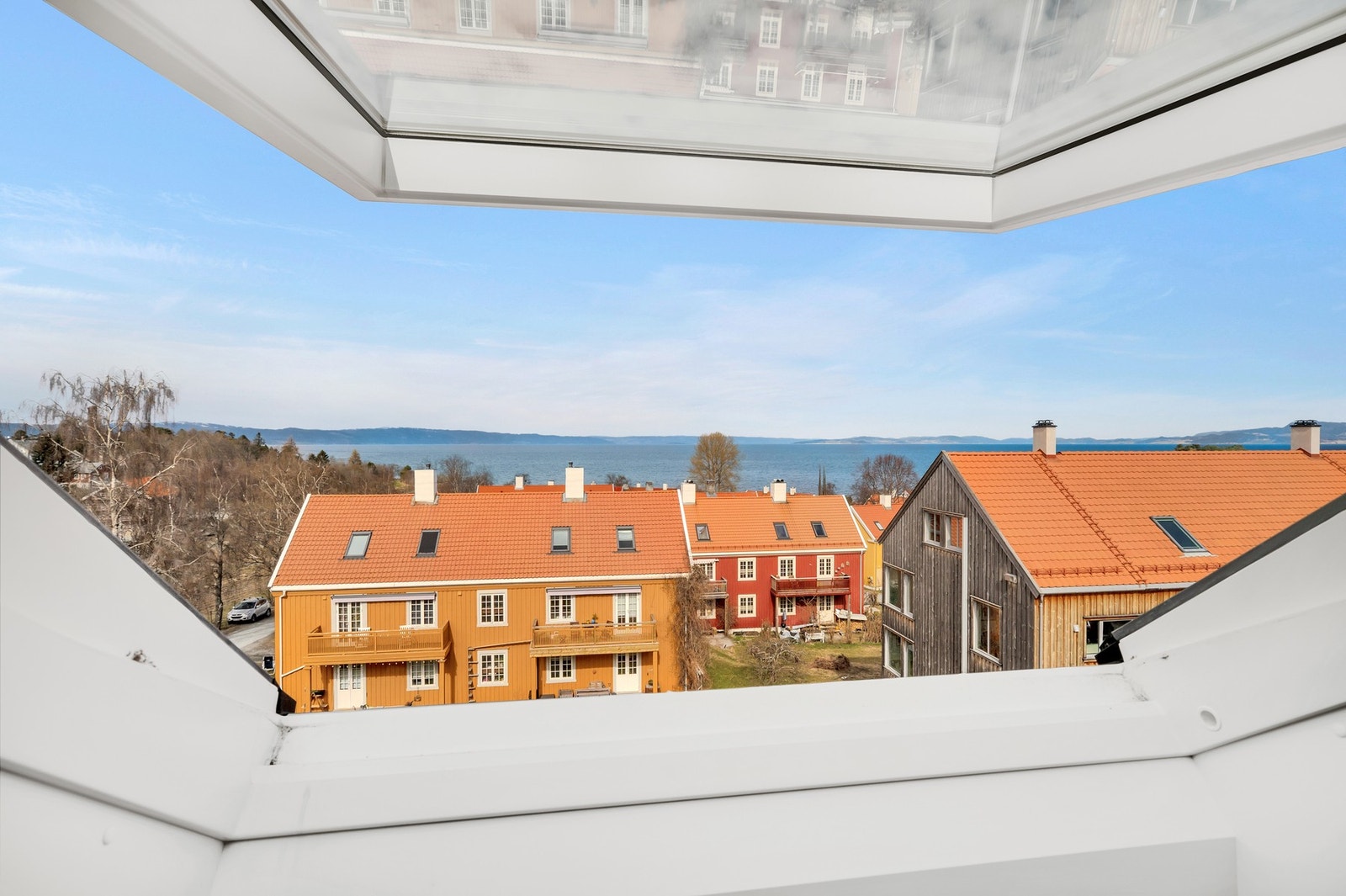 Utsikt mot fjorden. Verdt å nevne at Ladestien ligger kun et steinkast unna boligen. Galleribilde