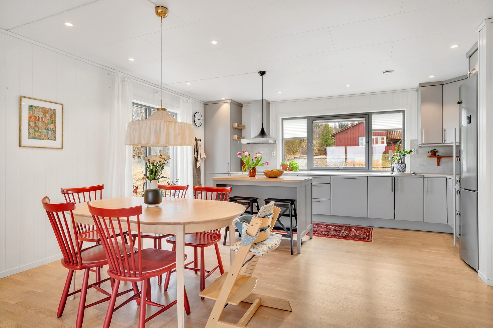 Boligen går over to plan ( 2.etasje + loft) og har en helt spesiell atmosfære, hvor store vindusflater og god takhøyde er en gjenganger. Galleribilde