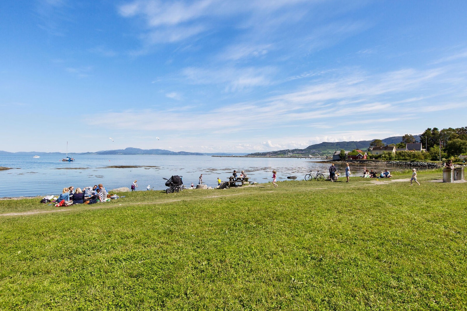 Rotvollfjæra ligger bare et par minutters gange fra boligen. Like ved finner man også badeplassen Skjæret, familievennlig med påkjørt sand, griller og badebrygge. Galleribilde