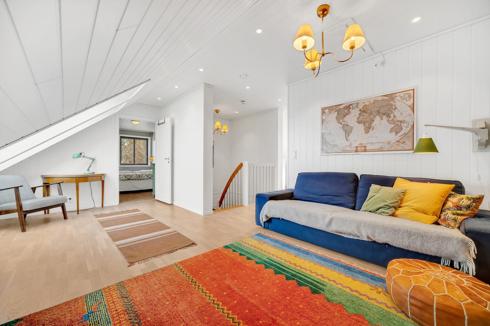 En svært praktisk loftstue som både store og små kan trekke seg tilbake til. Boligen ligger høyt i terrenget slik at man nyter en flott utsikt mot fjorden fra begge etasjer. Galleribilde