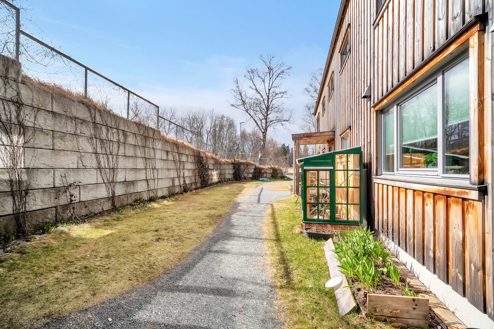 Huset er omkranset av en pent opparbeidet hage hvor man nyter solen hele dagen på sommerstid. Drivhuset er felles for beboerne i huset. Galleribilde