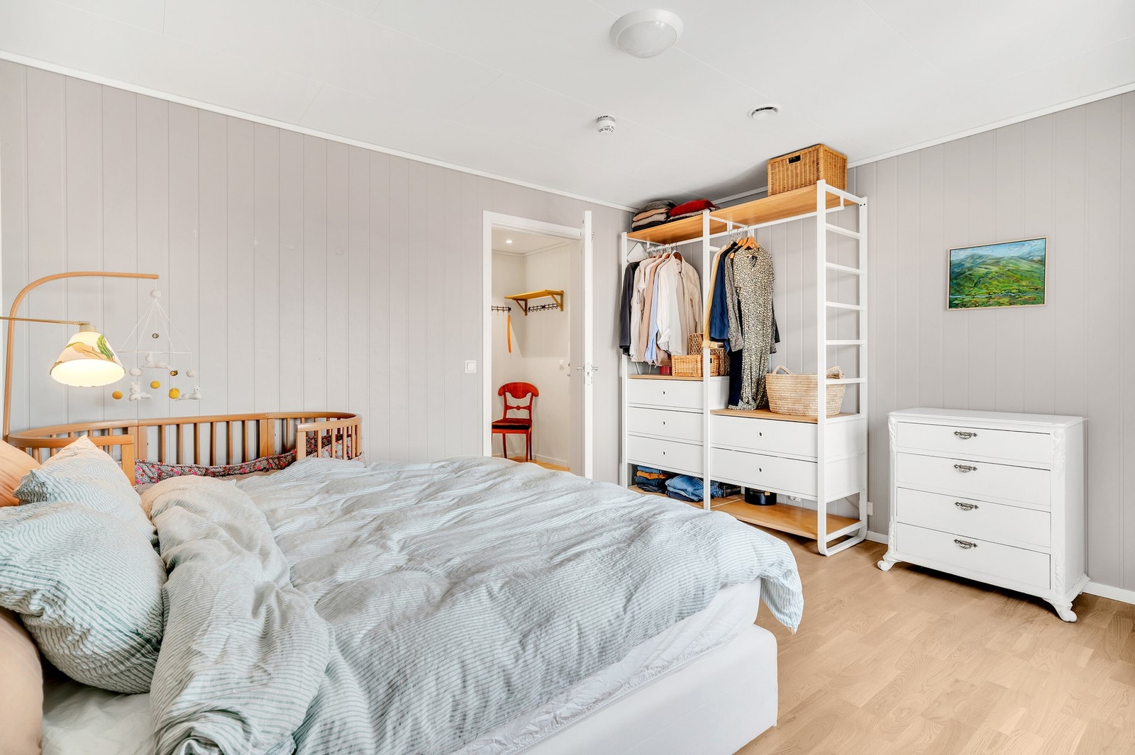 Her har man god plass til stor dobbeltseng og romslige garderobeløsninger. Galleribilde