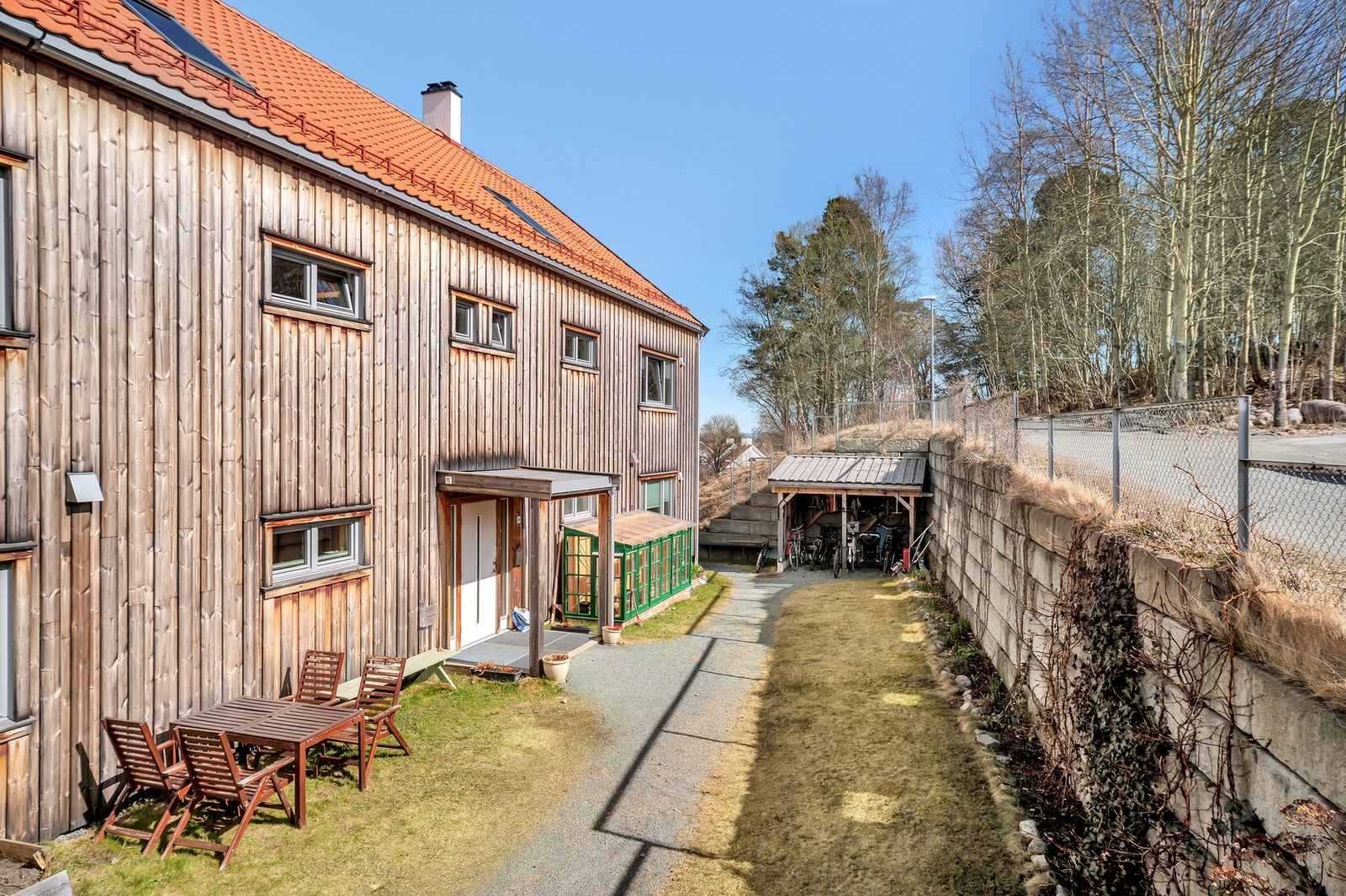Området er kjent for sitt gode naboskap og umiddelbare nærhet til bl.a Ladestien, Rotvollfjæra og Skjæret med påkjørt sand og badebrygge. Galleribilde