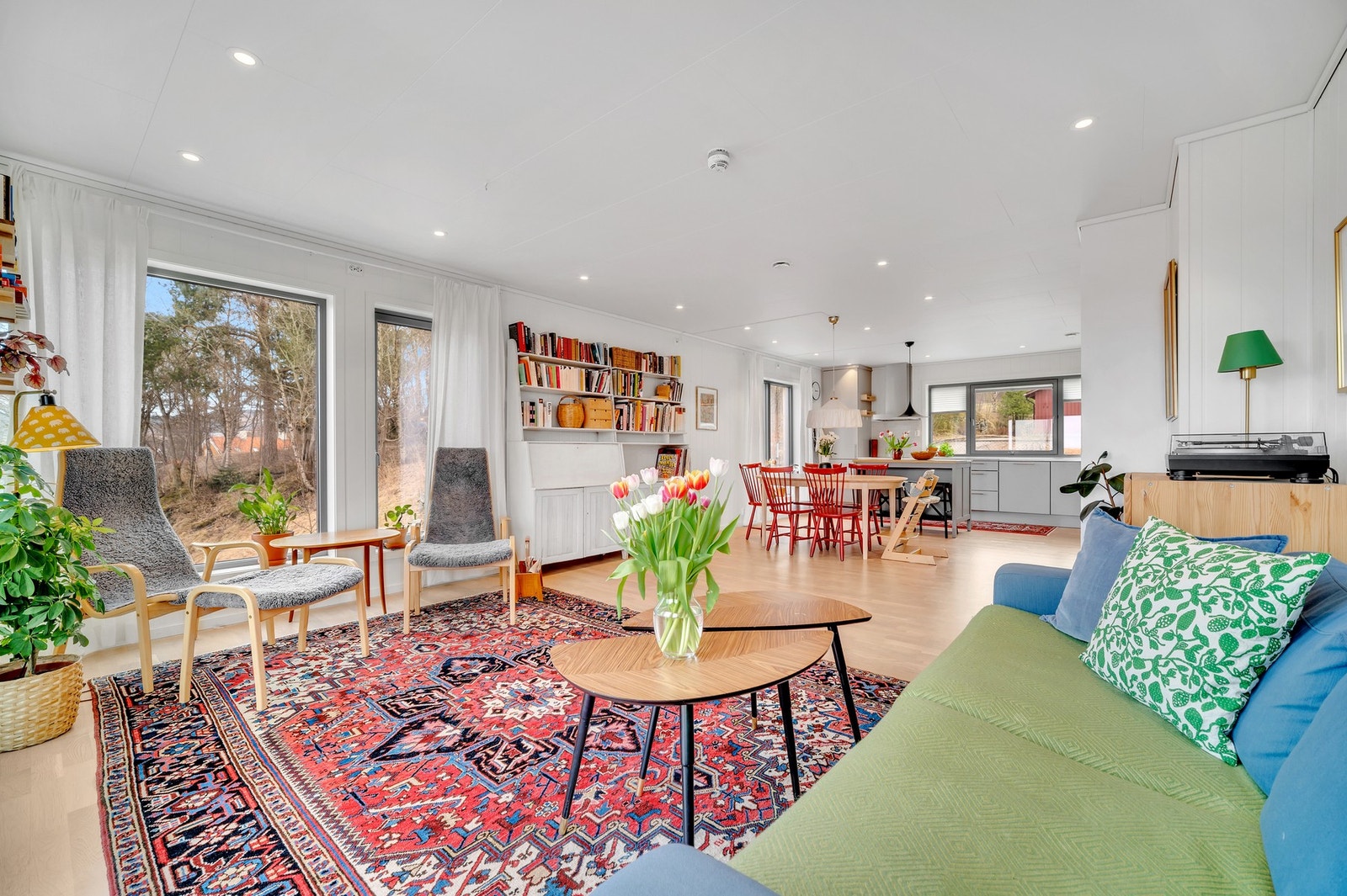 Boligen sto ferdigstilt så sent som i 2017 og her får man det beste fra to verdener; den klassiske stilen og utforming av de eldre husenei huseierlaget, kombinert med topp moderne fasiliteter som balansert ventilasjon, vannbåren gulvvarme og energieffekti Galleribilde