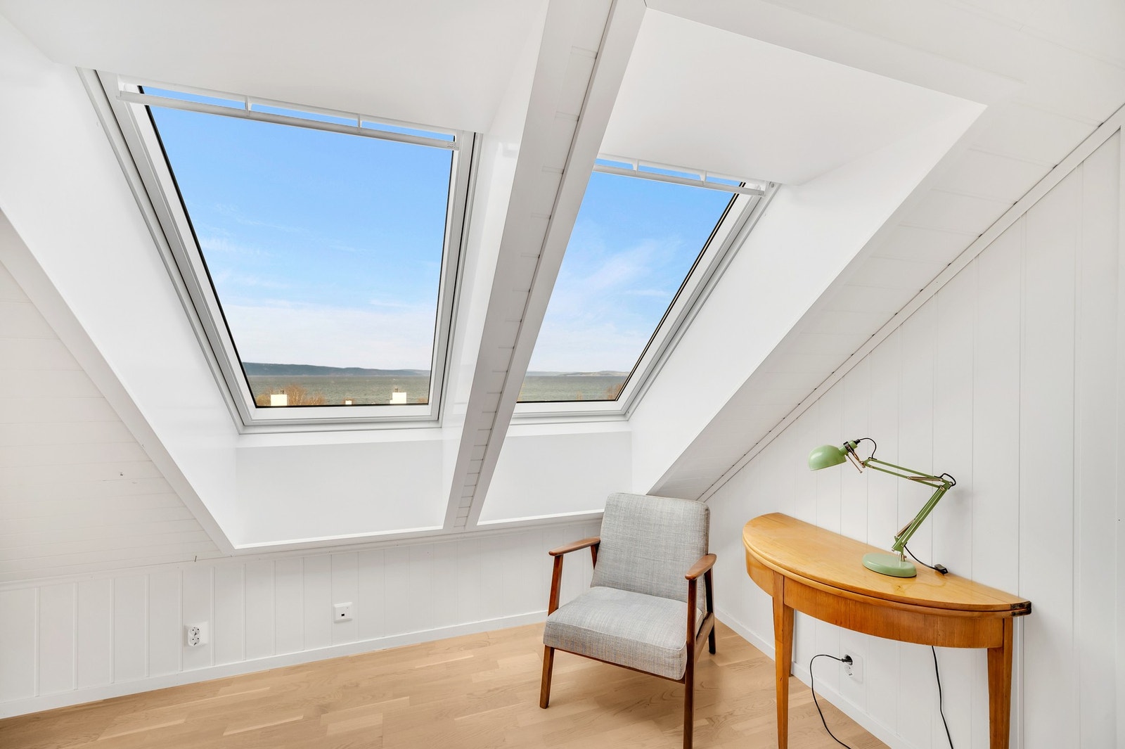 Store takvinduer bidrar til et godt lysinnslipp og en fin utsikt mot fjorden. Galleribilde