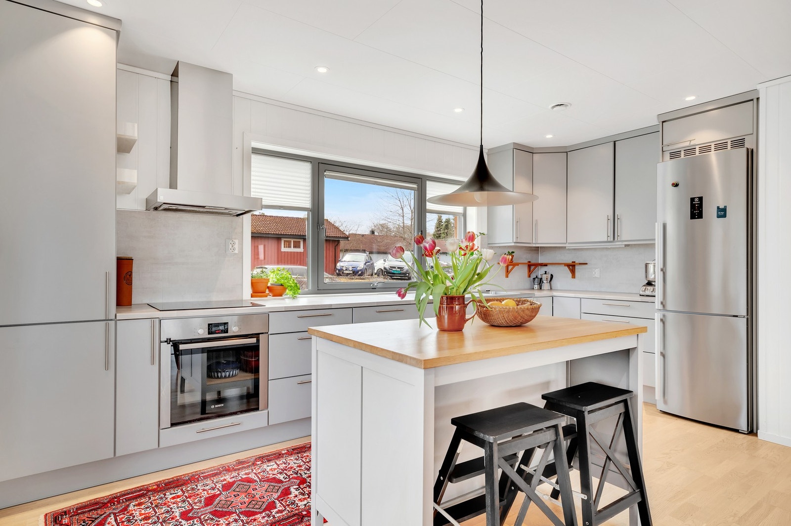 Tidsriktig kjøkken med kvalitetshvitevarer og mye skap- og benkeplass. Galleribilde