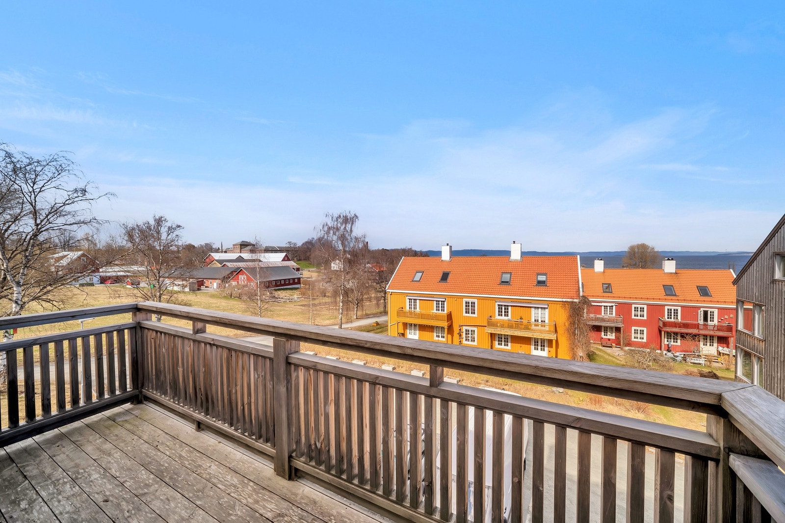 Balkong på 7 kvm hvor man nyter en fin utsikt i et rolig og veletablert nabolag. Her nyter man morgen- og kveldssolen. Galleribilde