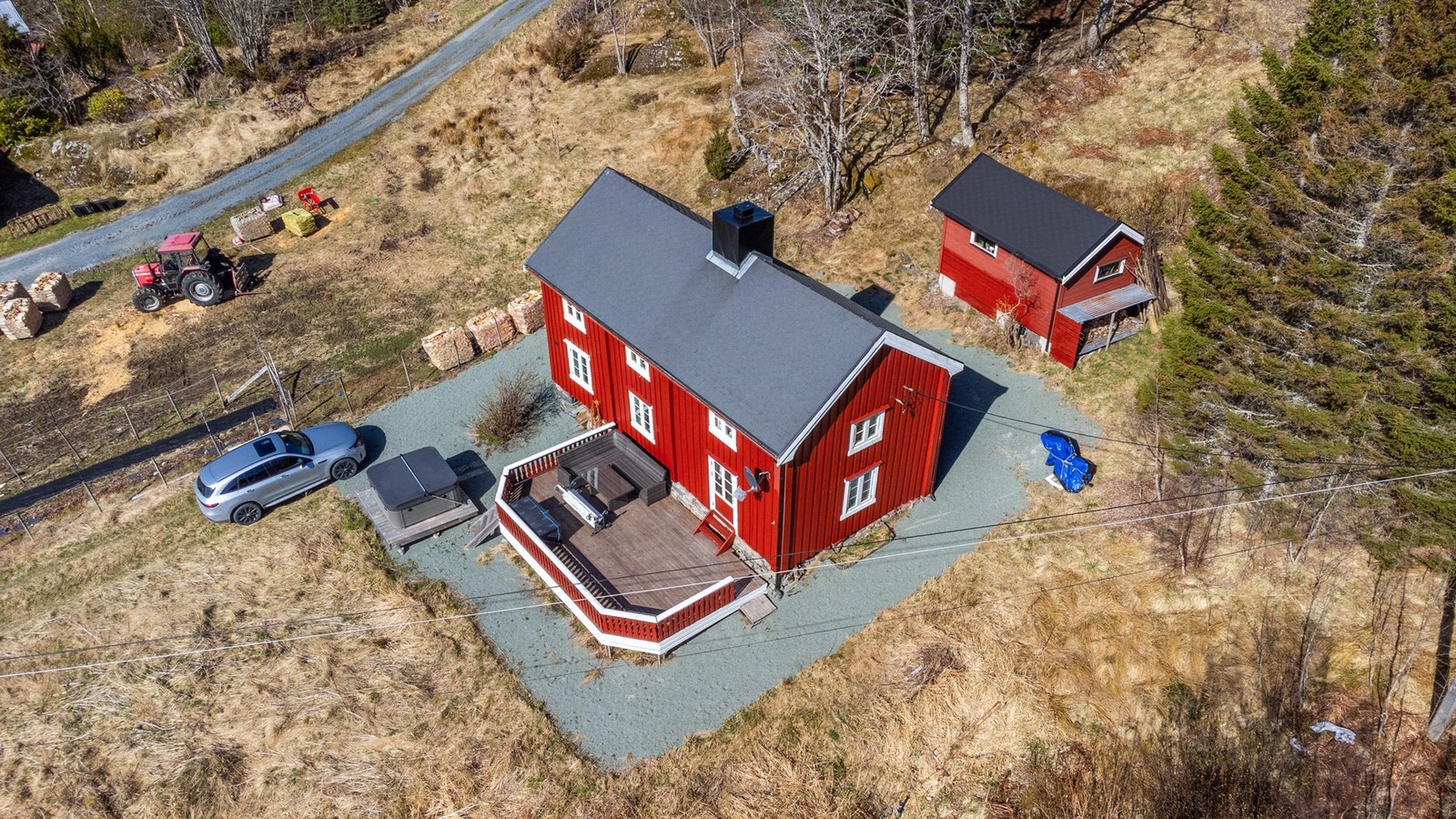Solrik eiendom med bilvei helt frem - Terrasse med jacuzzi er tatt bort. Galleribilde