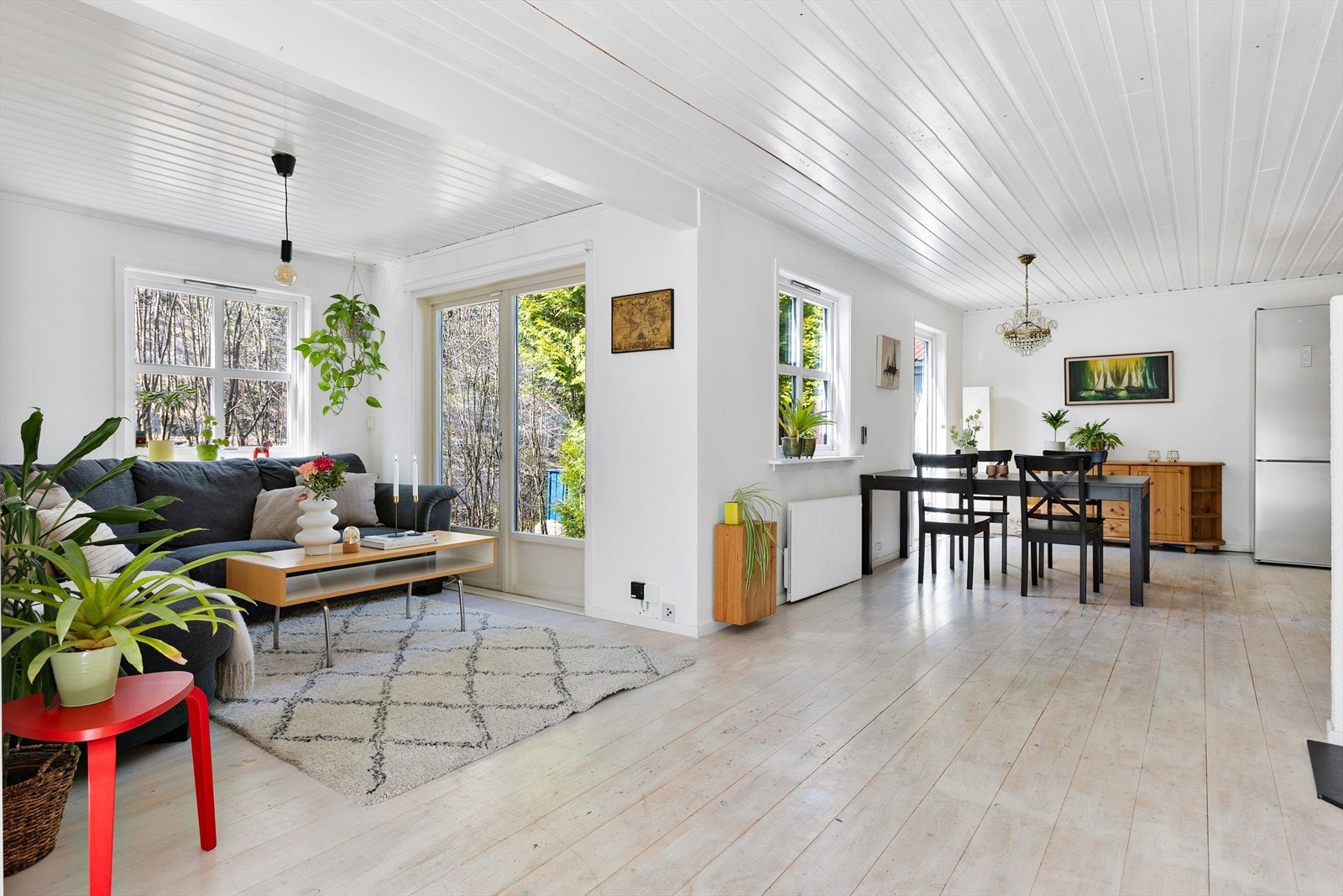 Dagligstue, TV-stue, spisestue... uansett fornavn er stuen et rom for avkobling og hygge. Alene eller i selskap med familie og venner. En invitasjon til gode opplevelser. Galleribilde