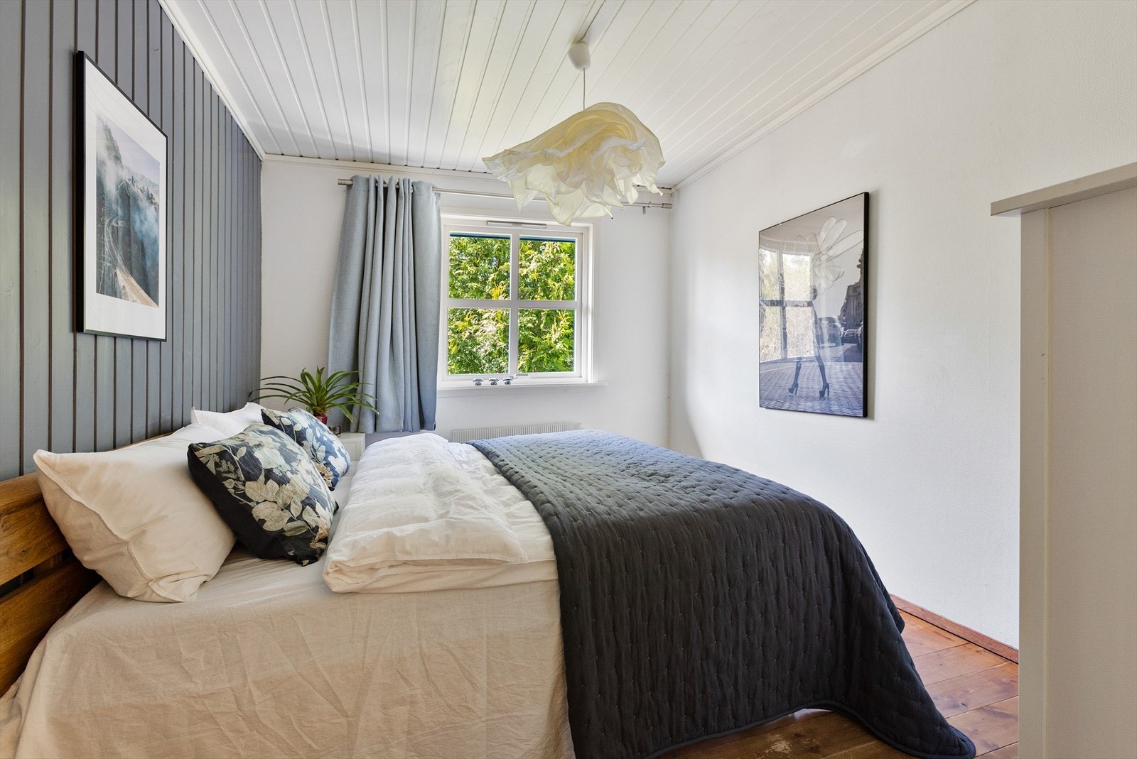 Boligen har tre gode og lune soverom. Et soverom i 1.etasje og to soverom i 2.etasje. Hvert soverom har god plass til enten enkelt- eller dobbeltseng samt tilhørende møblement. Galleribilde