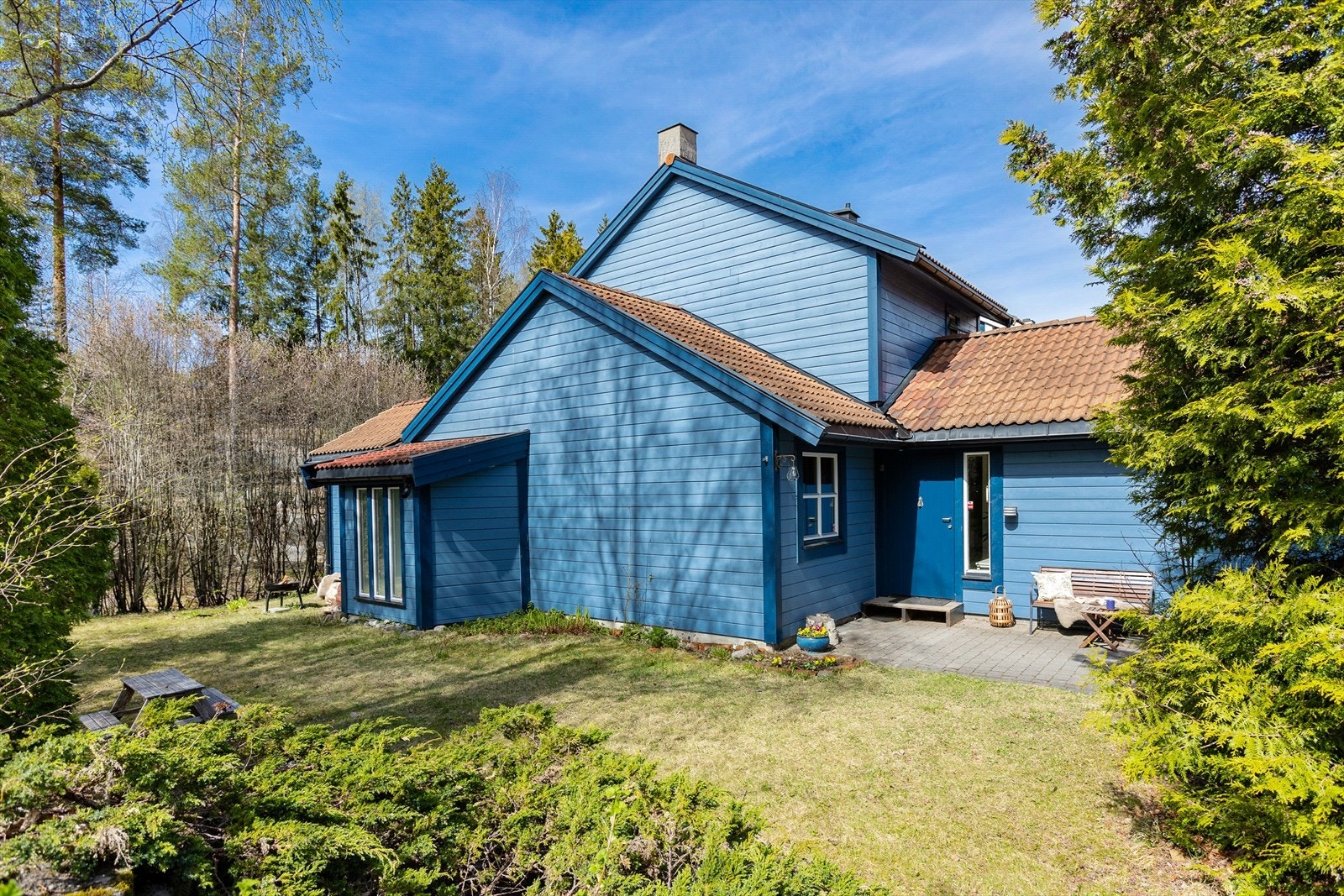 Solfylt og pent opparbeidet hageparti. Galleribilde