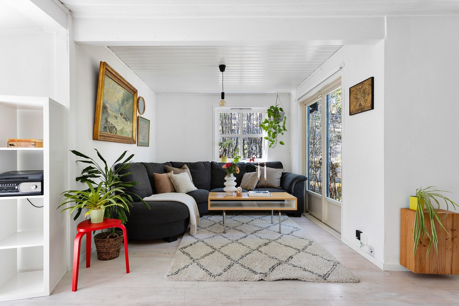 Boligen har en meget romslig stue med god plass til både sitte- og spisegruppe. Galleribilde