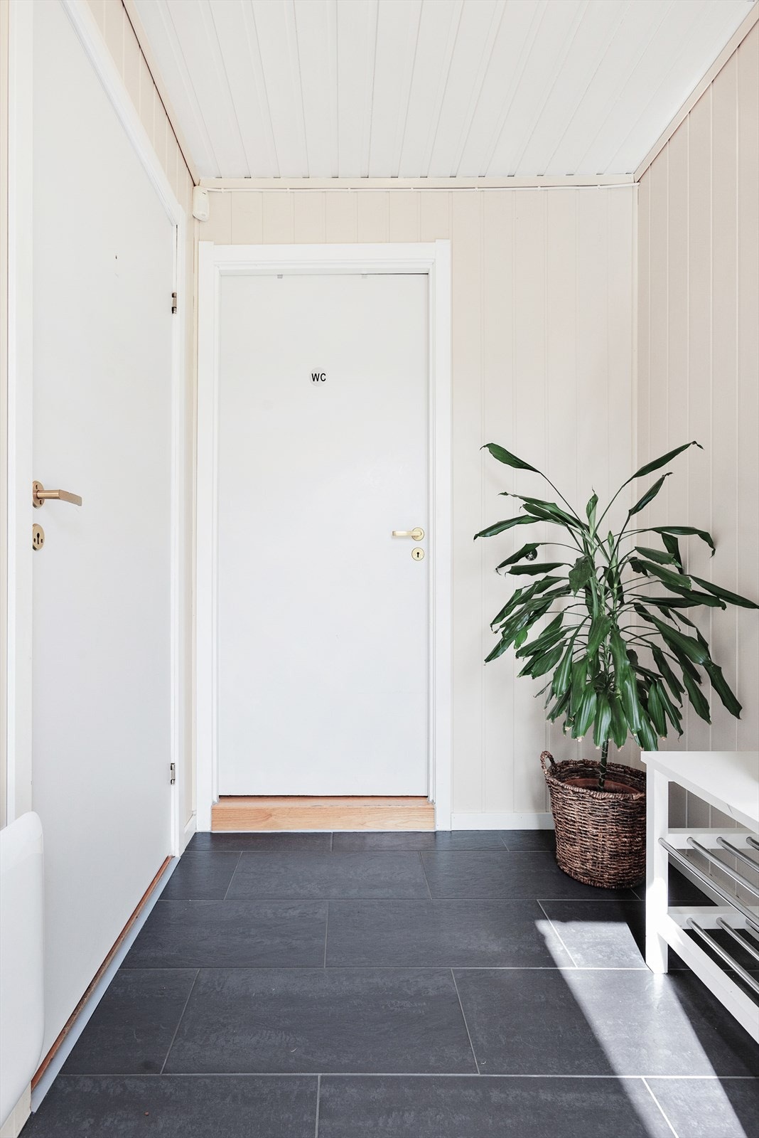 Inngang, utgang, oppgang, entrè... Et sted og sette fra seg paraplyen, rette litt på sveisen og glede seg til å gå ut. Eller bli invitert inn. Førsteinntrykket som skaper forventninger. Galleribilde