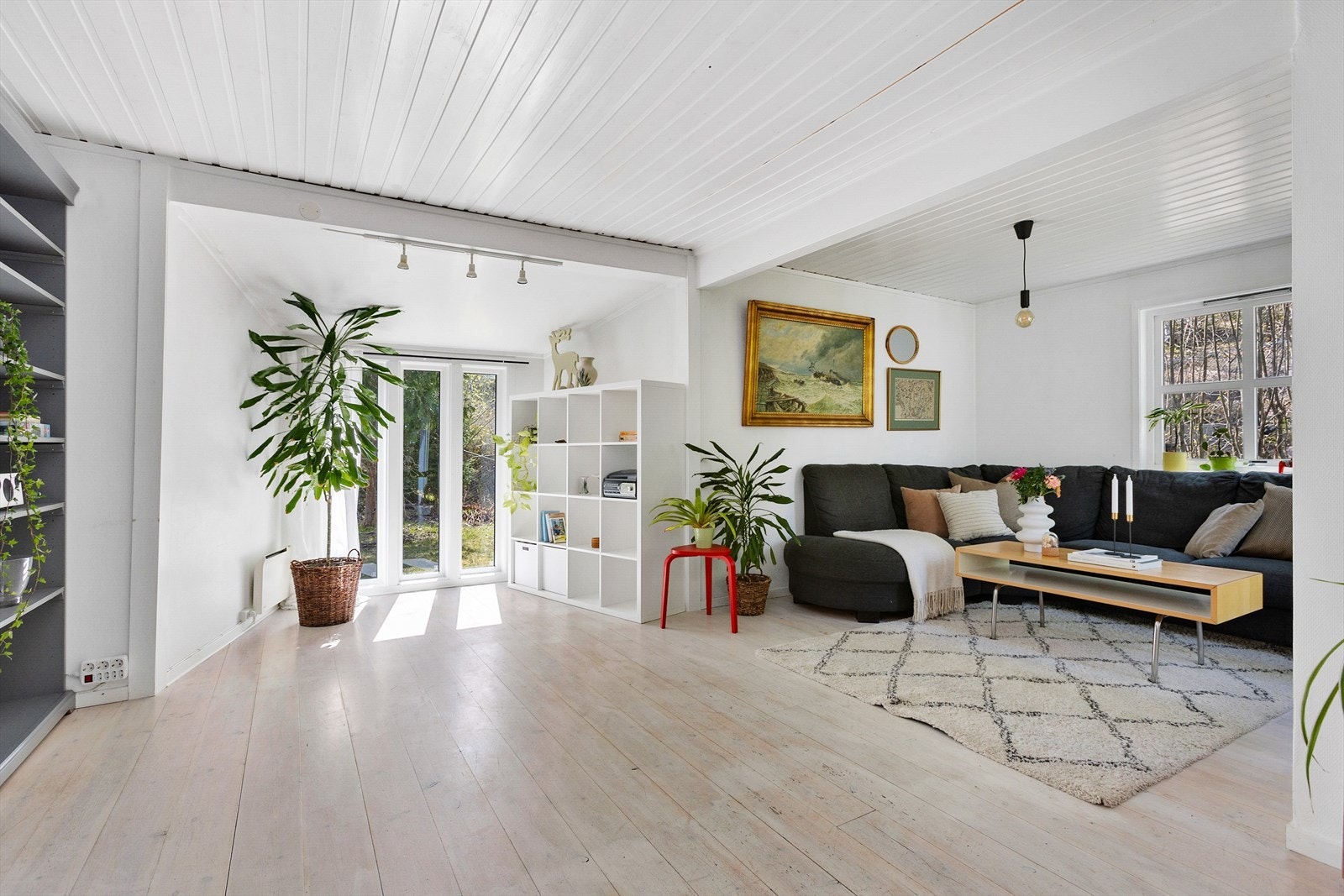 Boligen vil oppleves som lys og luftig og med en god planløsning som gjør innredning enkelt å gjennomføre. Galleribilde