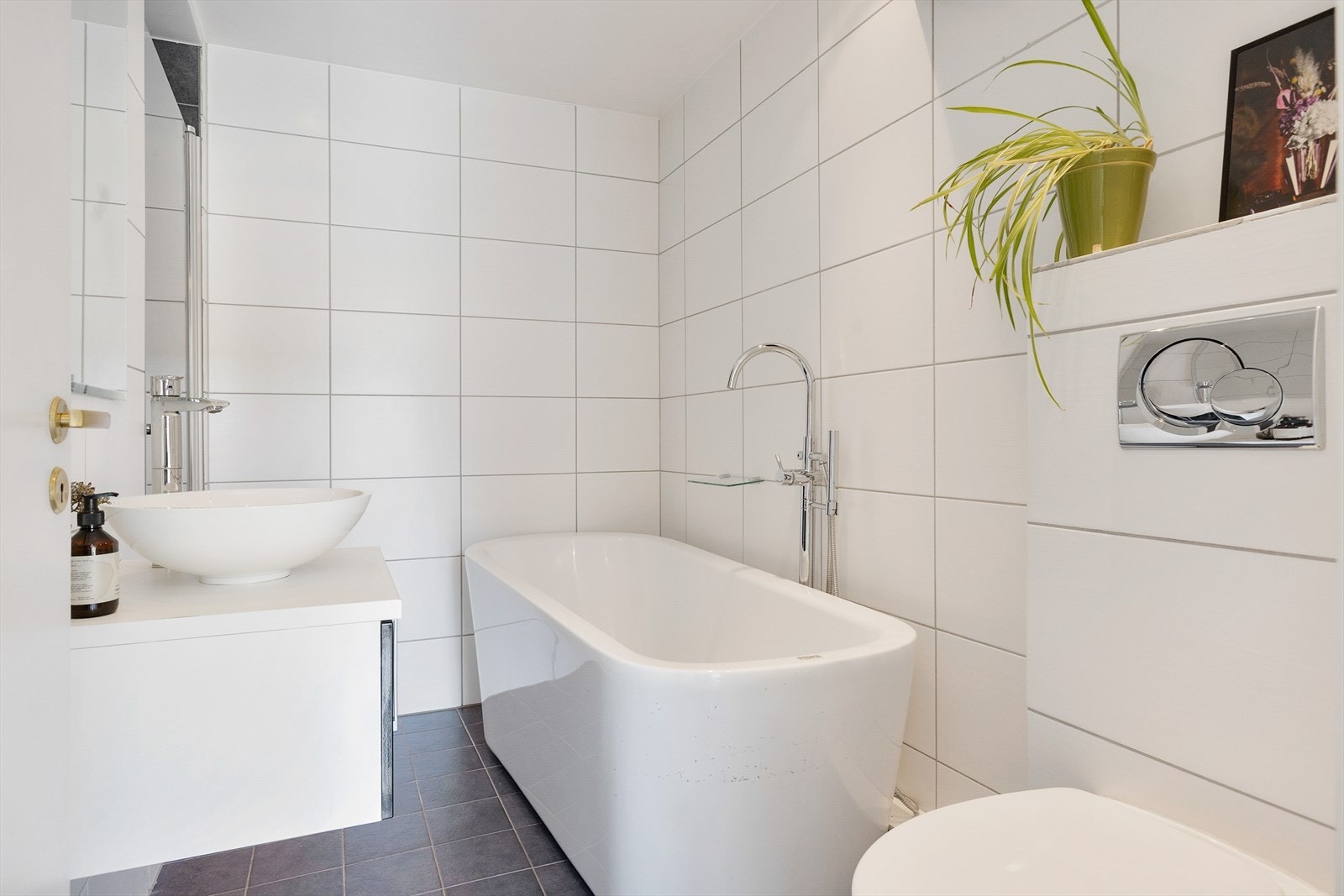 Våkne opp. Forberede seg på en ny dag. Møte fremtiden. Eller trekke seg tilbake, lukke øynene og legge dagen bak seg. Rom for forfengelighet og velvære - og drømmer av alle slag. Galleribilde