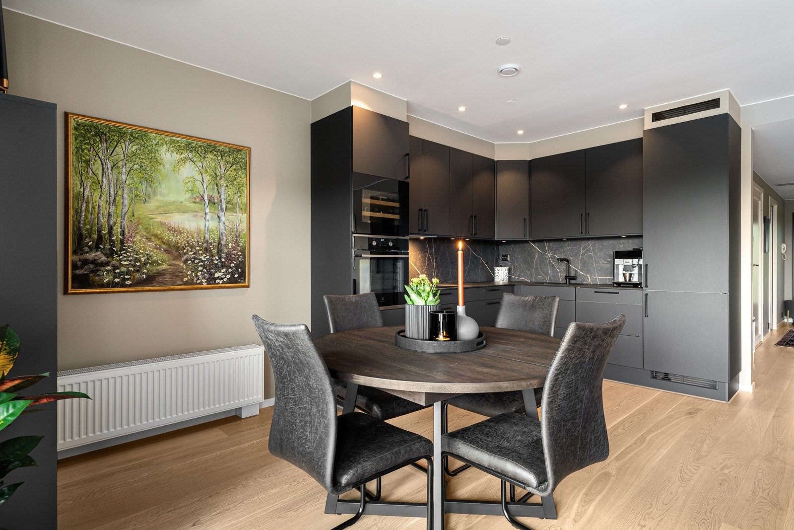 Her er det god plass til spisebord for flere gjester. Galleribilde