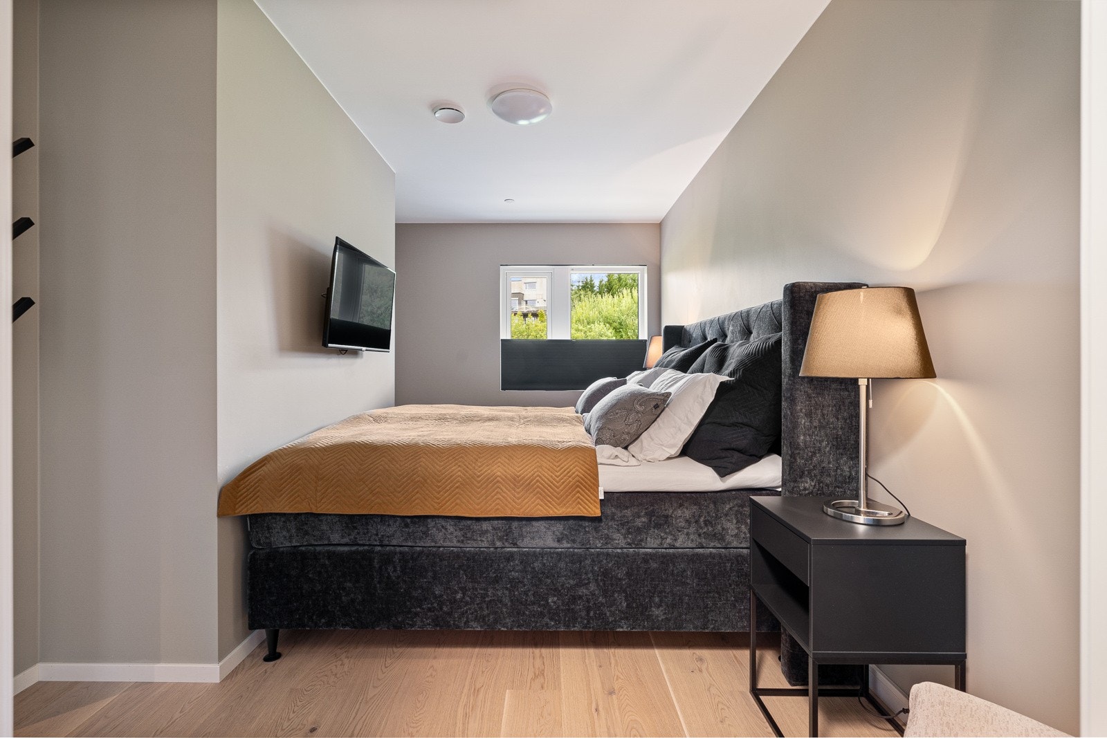 Hovedsoverom med plass til dobbeltseng og inngang fra begge sider. Galleribilde