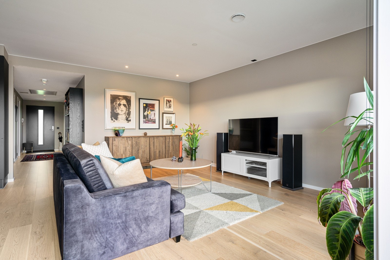 Stue og kjøkken er malt i klassiske farger, som gjør det enkelt å sette sitt eget preg på interiøret. Galleribilde