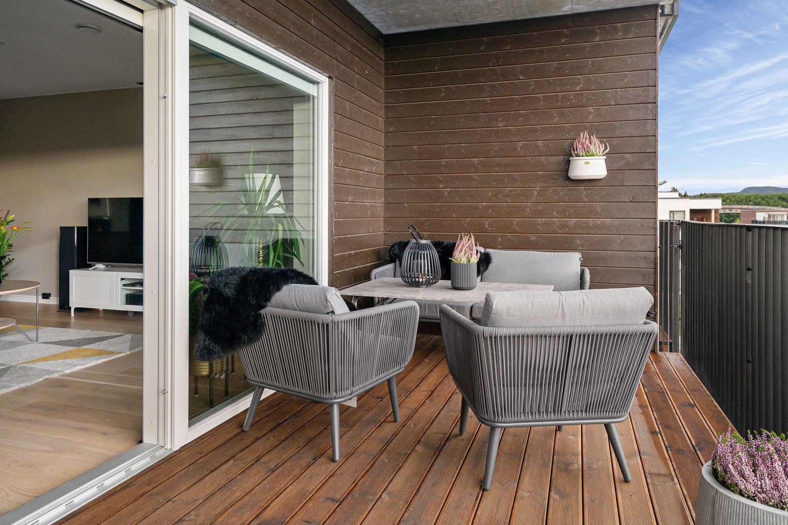 Balkongen er på 16 kvm og har god plass til ønsket utemøblement. Galleribilde