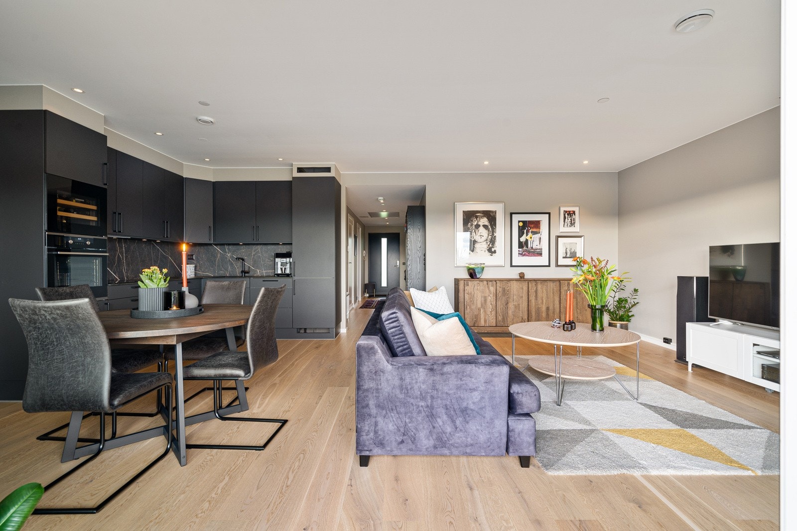 Dette er en moderne og påkostet leilighet beliggende på toppen av Lundlia. Galleribilde