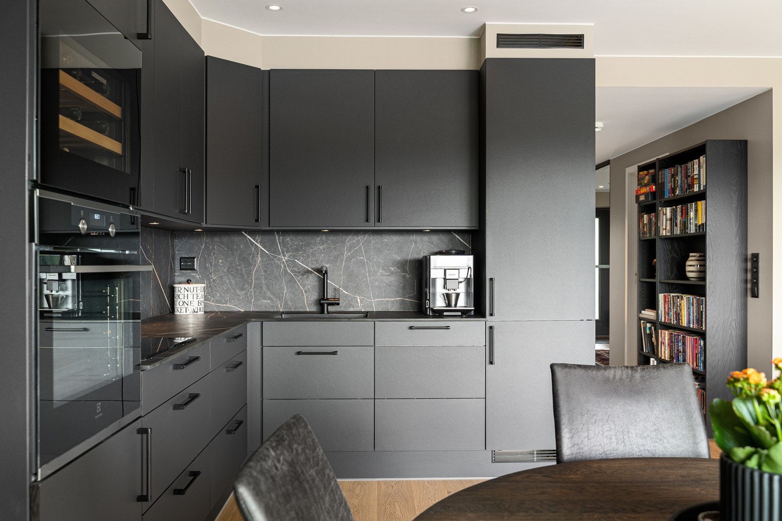 Påkostet kvalitetskjøkken fra JKE med integrerte hvitevarer og lekre eikefronter. Galleribilde